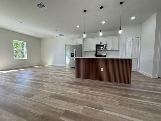 2406 SW 163rd Pl, Ocala, FL 34473 - kitchen with stainless steel appliances, open floor plan, baseboards, an island with sink, and recessed lighting