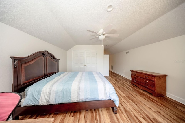 878 Cardinal Pointe Cv, Sanford, FL 32771 - bedroom with a closet, lofted ceiling, wood finished floors, baseboards, and ceiling fan