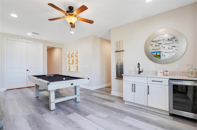 playroom with visible vents, wine cooler, ceiling fan, recessed lighting, and light wood finished floors