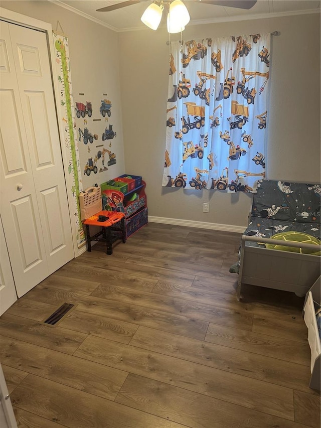 9400 SE 119th St, Belleview, FL 34420 - bedroom with visible vents, wood finished floors, a closet, ceiling fan, and ornamental molding