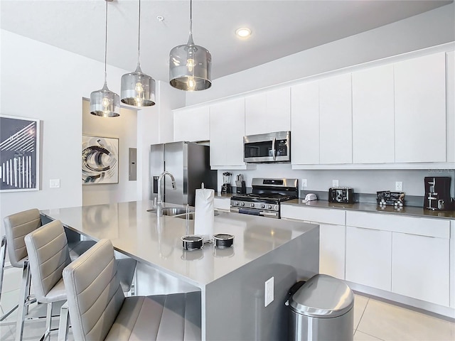7770 Sandy Ridge Dr Unit 139, Reunion, FL 34747 - kitchen with a kitchen bar, appliances with stainless steel finishes, a kitchen island with sink, and white cabinetry