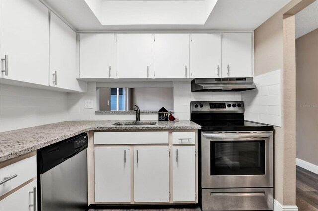 516 Polaris Loop Unit 110, Casselberry, FL 32707 - kitchen with decorative backsplash, appliances with stainless steel finishes, a sink, under cabinet range hood, and white cabinetry