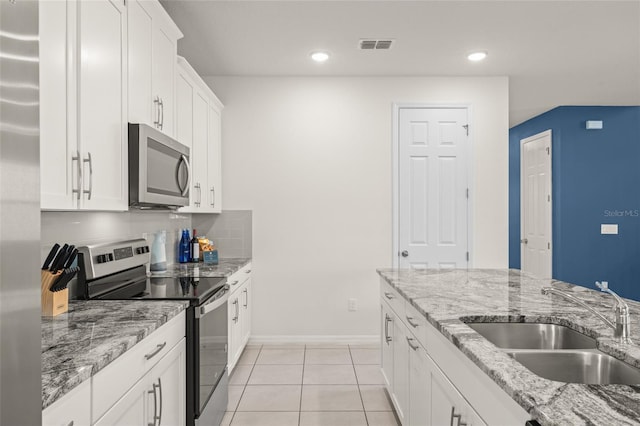 kitchen featuring visible vents, a sink, appliances with stainless steel finishes, and recessed lighting