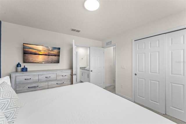 bedroom featuring baseboards, visible vents, and a closet
