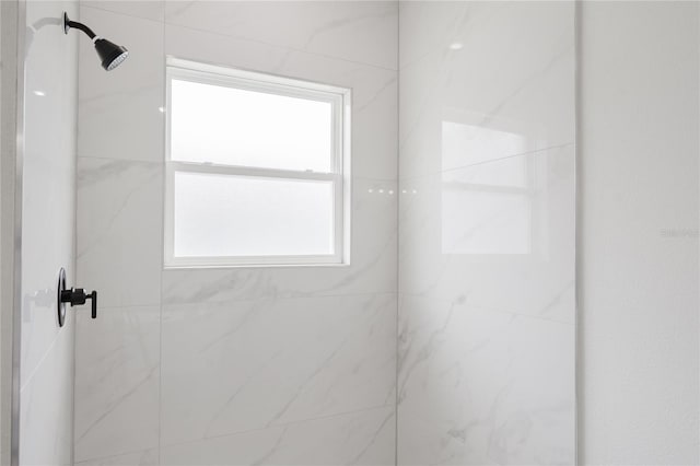 bathroom featuring tiled shower