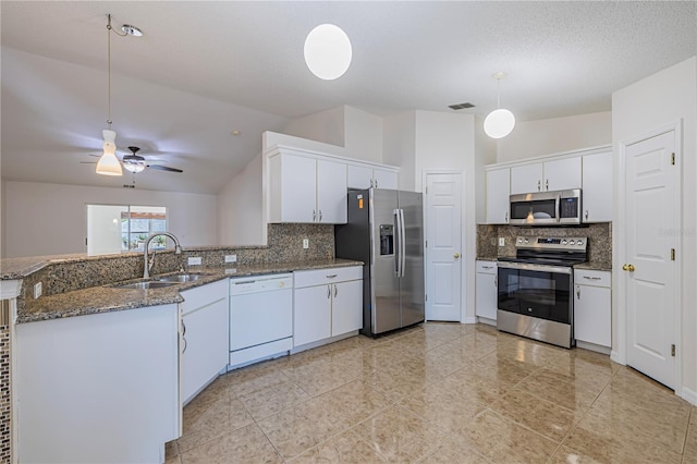 50989 Hwy 27 Unit 371, Davenport, FL 33897 - kitchen with stainless steel appliances, a sink, vaulted ceiling, a peninsula, and tasteful backsplash