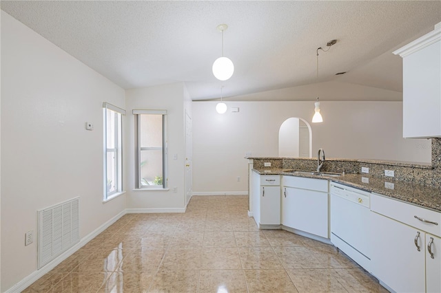 50989 Hwy 27 Unit 371, Davenport, FL 33897 - kitchen with a sink, dishwasher, lofted ceiling, hanging light fixtures, and a peninsula