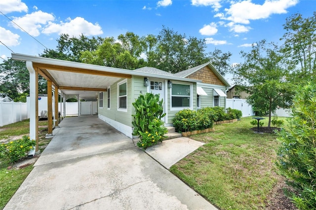 508 10th St, Saint Cloud, FL 34769 - view of front facade with driveway and a carport