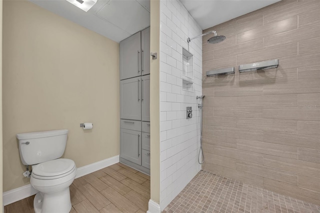 1003 Shore Dr, Kissimmee, FL 34744 - full bathroom featuring toilet, baseboards, and tiled shower