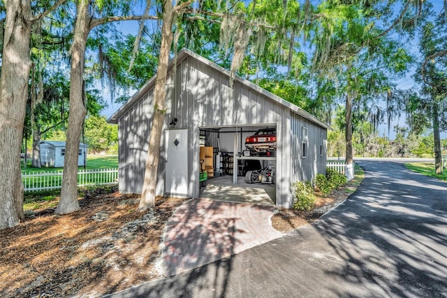 1003 Shore Dr, Kissimmee, FL 34744 - view of outdoor structure featuring fence and an outdoor structure