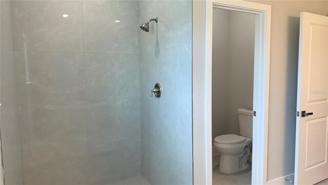 306 Marion Oaks Crse, Ocala, FL 34473 - bathroom featuring toilet, tiled shower, and baseboards
