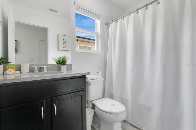 full bath with toilet, a shower with curtain, visible vents, and vanity