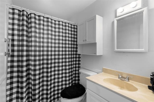 full bath with toilet, vanity, and a shower with shower curtain