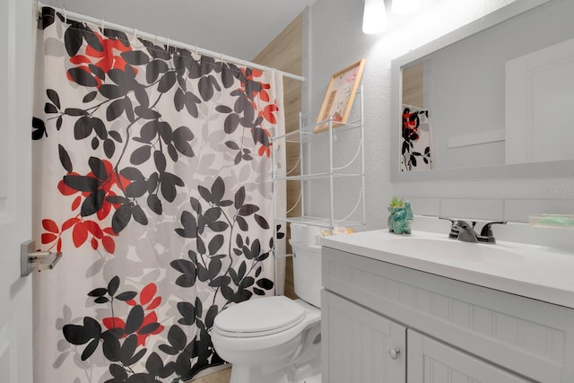 6464 Inca St, Orlando, FL 32807 - full bath featuring toilet, vanity, and curtained shower