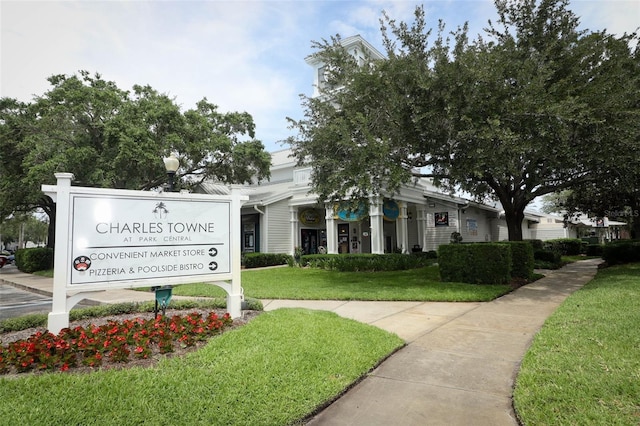 community sign with a lawn