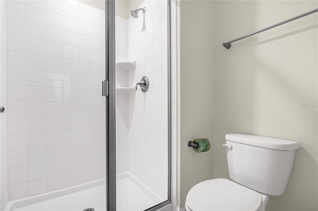 9025 Dogleg Dr, Davenport, FL 33896 - full bathroom featuring a shower stall and toilet