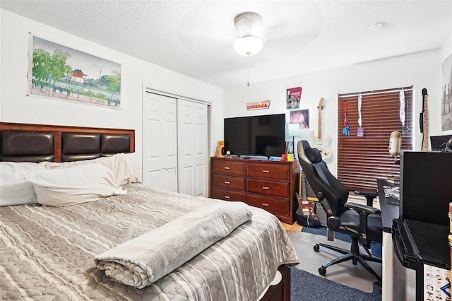 1714 Sweetwater W Cir, Apopka, FL 32712 - bedroom featuring a closet and a ceiling fan