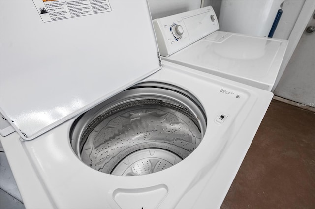 clothes washing area with washer / clothes dryer