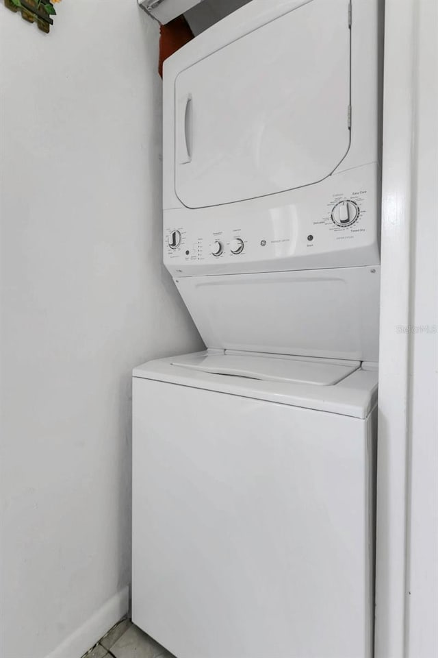 3106 S Semoran Blvd Unit P-2, Orlando, FL 32822 - laundry room featuring stacked washer / dryer and baseboards