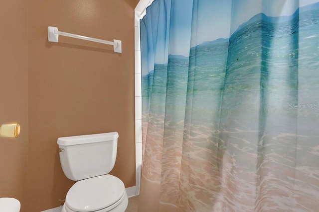3106 S Semoran Blvd Unit P-2, Orlando, FL 32822 - full bathroom featuring toilet, baseboards, and curtained shower