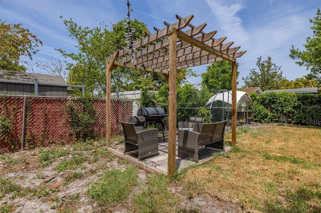 view of yard featuring a pergola, a fenced backyard, and a patio area