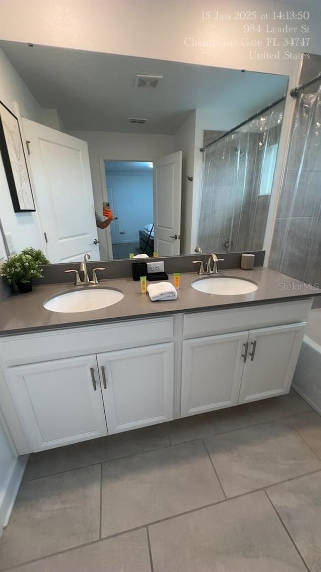full bathroom with visible vents, curtained shower, and a sink