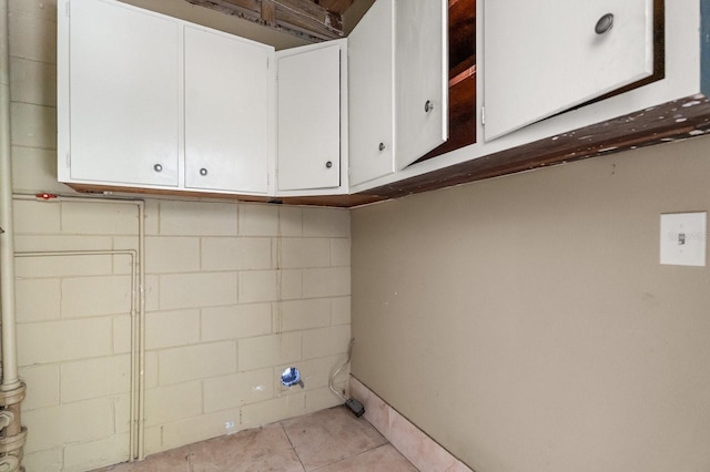 6021 Navajo Way, Orlando, FL 32807 - laundry room with tile patterned floors