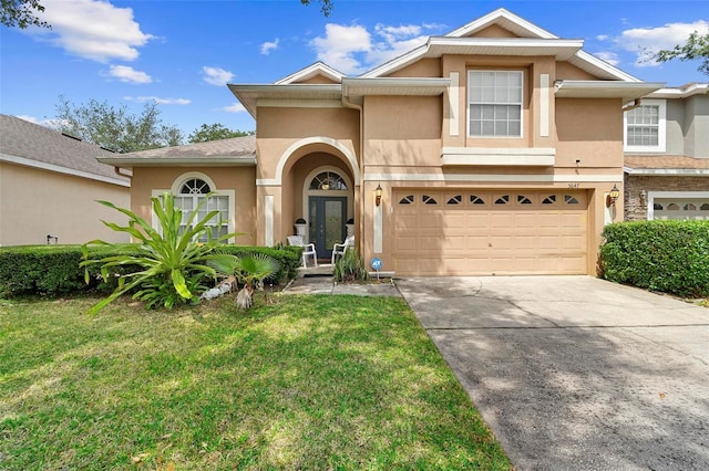 view of front of property featuring stucco siding, driveway, and a front yard