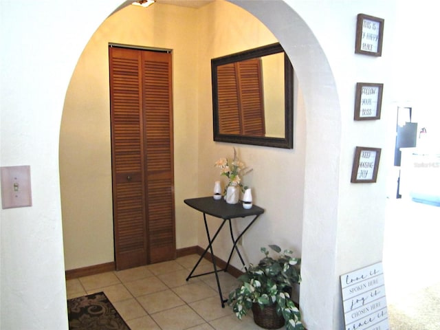 2073 Oak Meadow Cir S, Daytona, FL 32119 - hall featuring arched walkways, tile patterned flooring, and baseboards