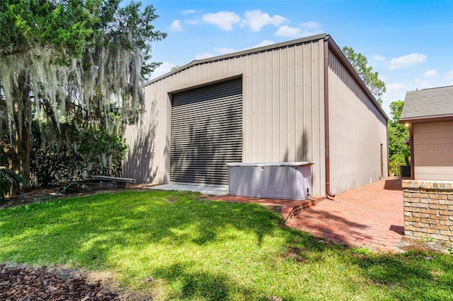 view of outdoor structure with an outbuilding