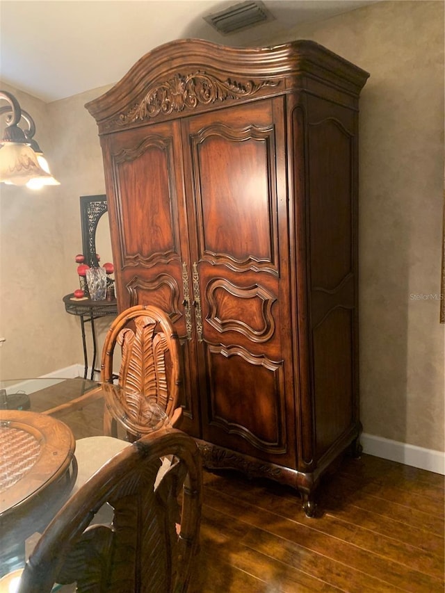 room details with wood finished floors, visible vents, and baseboards