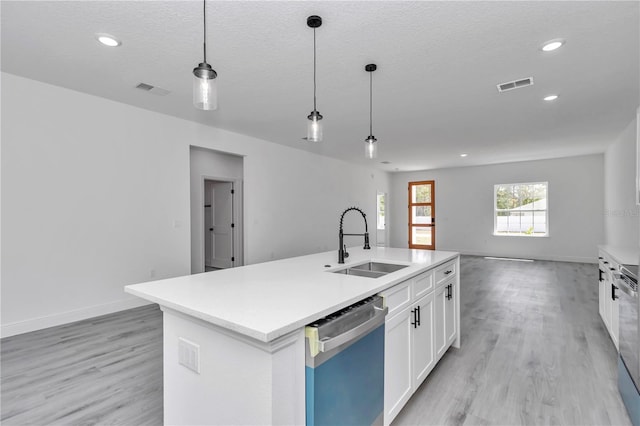 13430 SW 88th Ter, Ocala, FL 34473 - kitchen featuring visible vents, a sink, dishwashing machine, and light wood-type flooring