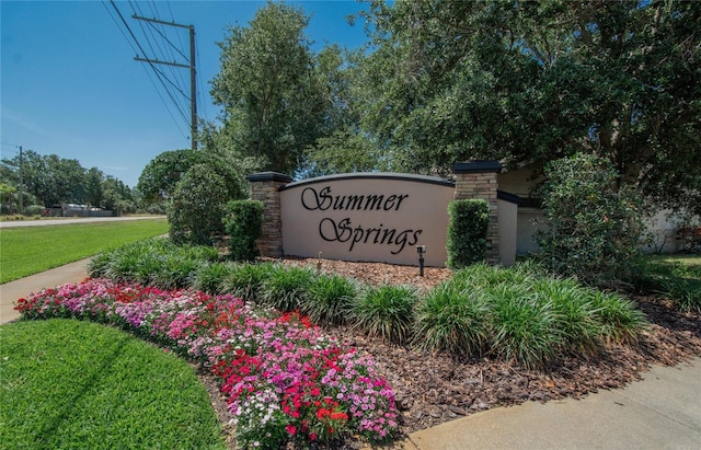 community / neighborhood sign featuring a lawn