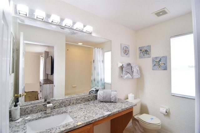 626 Verona Ave, Davenport, FL 33897 - full bathroom featuring vanity, visible vents, toilet, and curtained shower