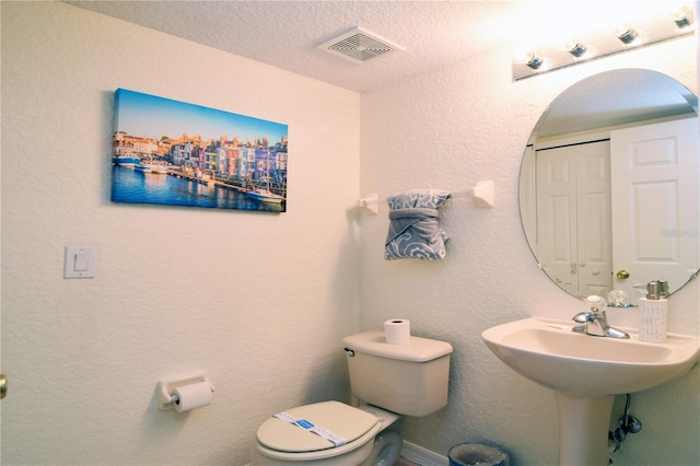 626 Verona Ave, Davenport, FL 33897 - half bathroom featuring visible vents, toilet, and a textured ceiling
