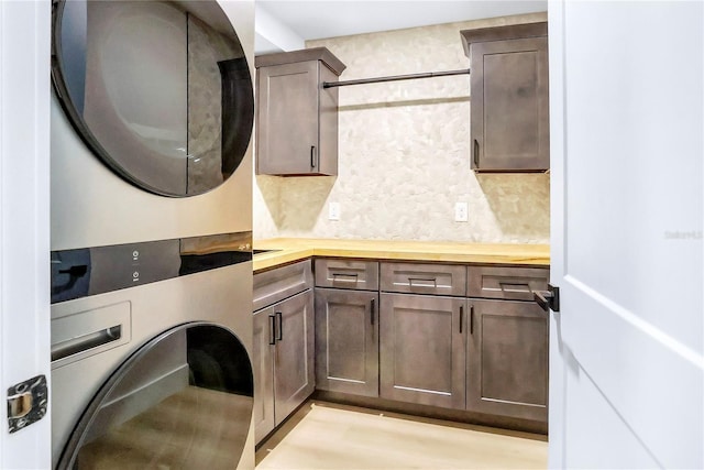 40 W Laurel St, Apopka, FL 32703 - laundry area featuring cabinet space and stacked washing maching and dryer
