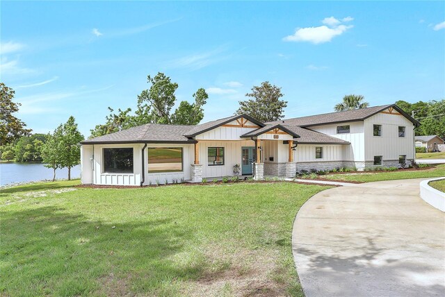 40 W Laurel St, Apopka, FL 32703 - modern farmhouse with a front yard, a water view, board and batten siding, and roof with shingles