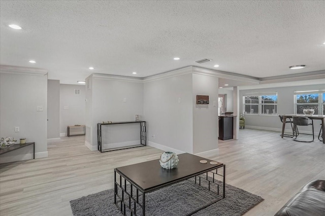 4043 Topsail Trl, New Port Richey, FL 34652 - living area featuring recessed lighting, a textured ceiling, visible vents, and baseboards