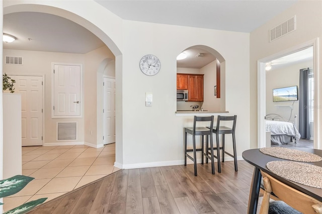 4024 Breakview Dr Unit 40604, Orlando, FL 32819 - dining space featuring light wood-type flooring and baseboards