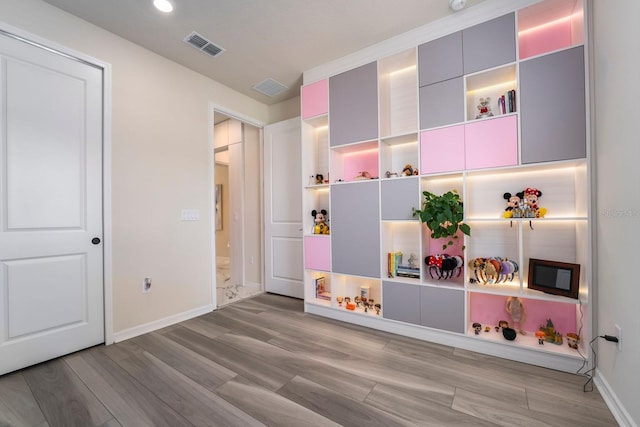 rec room featuring recessed lighting, visible vents, wood finished floors, and baseboards