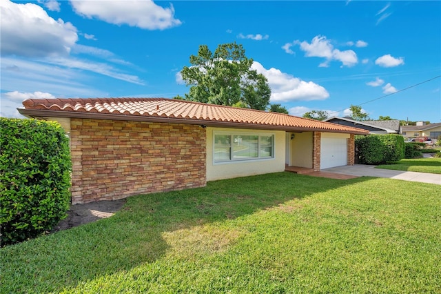 view of front of home featuring a front yard, stucco siding, an attached garage, driveway, and a tile roof