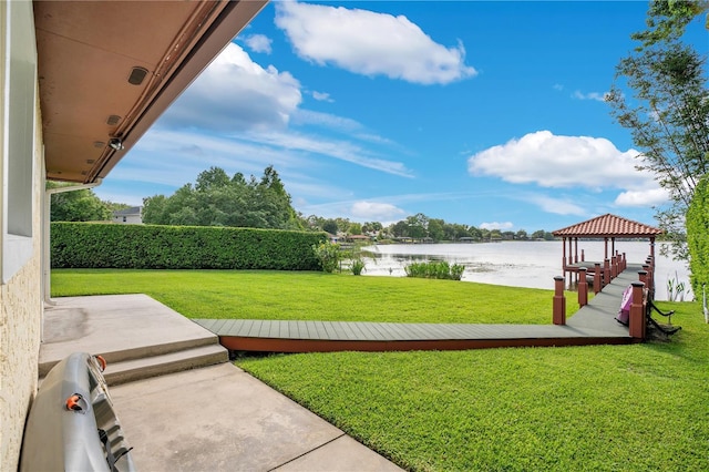 view of yard with a water view
