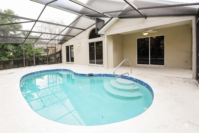 outdoor pool with fence, a lanai, a patio area, and ceiling fan