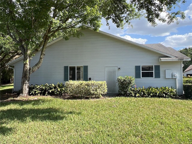 6042 Wade St, Leesburg, FL 34748 - view of side of home featuring a yard