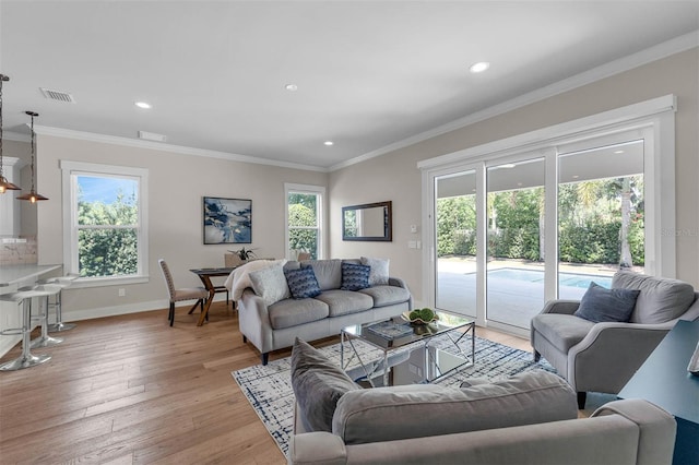 living area featuring light wood-style floors, plenty of natural light, recessed lighting, and baseboards