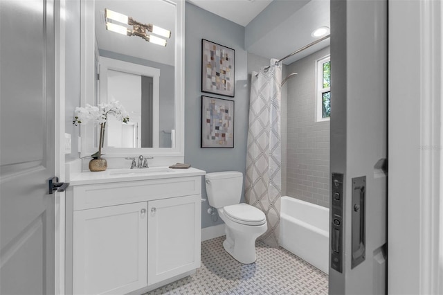 full bath featuring baseboards, shower / tub combo, toilet, and vanity