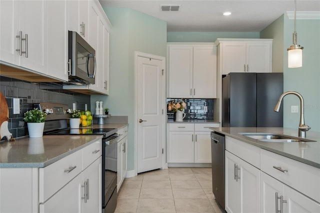 kitchen with tasteful backsplash, stainless steel appliances, a sink, white cabinetry, and visible vents