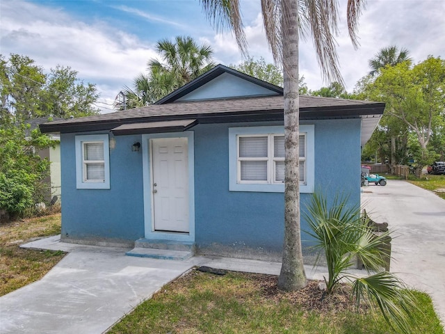 1403 W 13th Pl, Sanford, FL 32771 - bungalow featuring stucco siding and roof with shingles