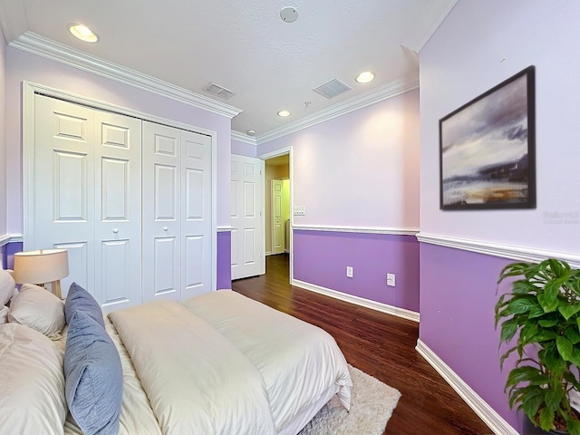 bedroom with dark wood-style flooring, visible vents, recessed lighting, and baseboards