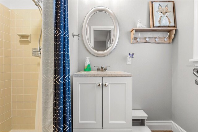2105 Fosgate Dr, Winter Park, FL 32789 - full bath featuring curtained shower and vanity